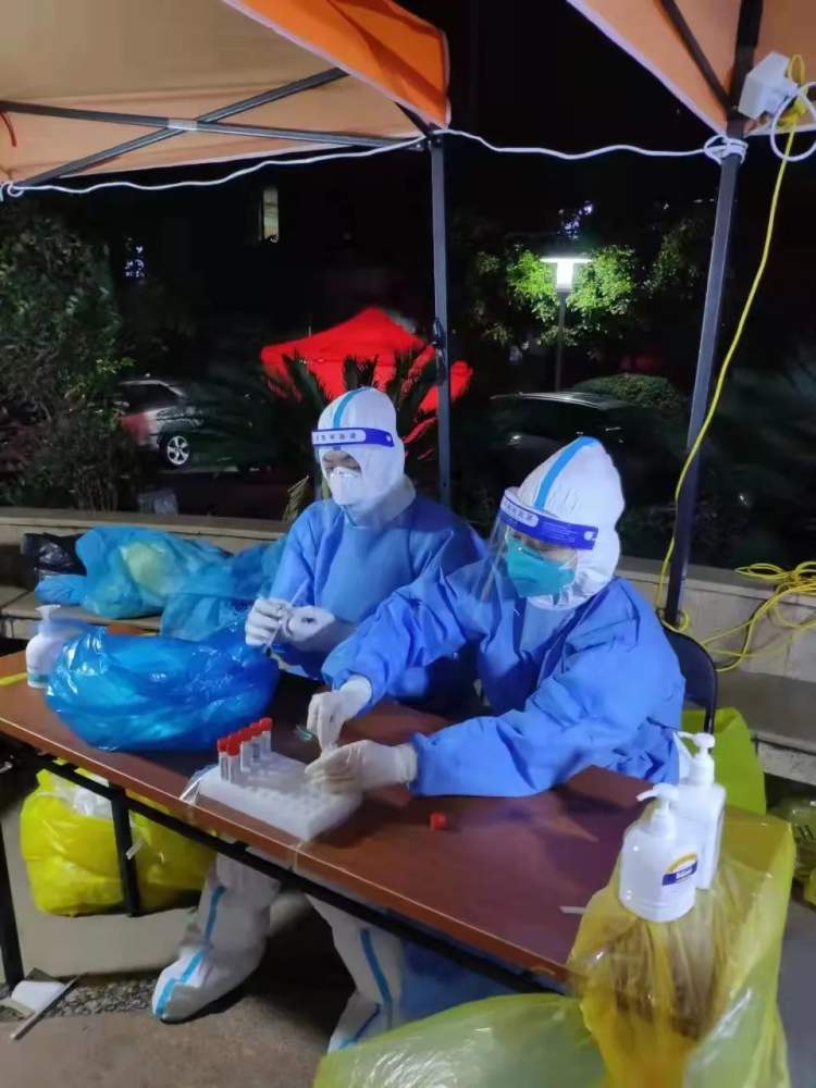 长风新村街道丨“警”锐出动！长风这位“大白”闪着金色微光