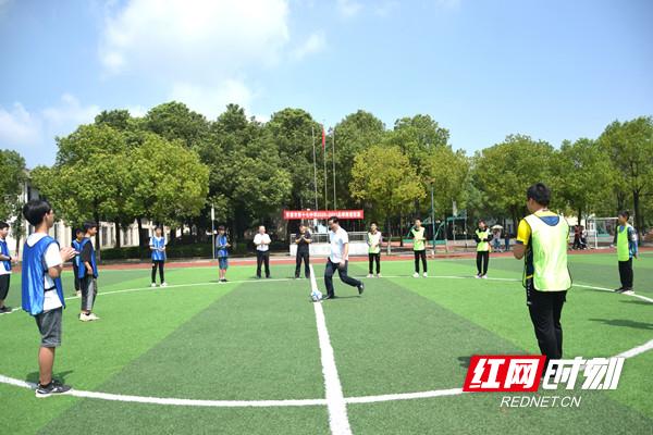 常德市第十七中学：物理老师带出“冠*队军**”照亮“追风少年”绿荫梦