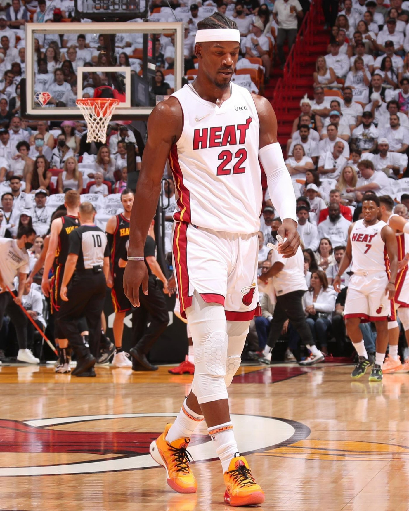 汤神上脚蓝色球鞋,汤神总决赛穿的鞋