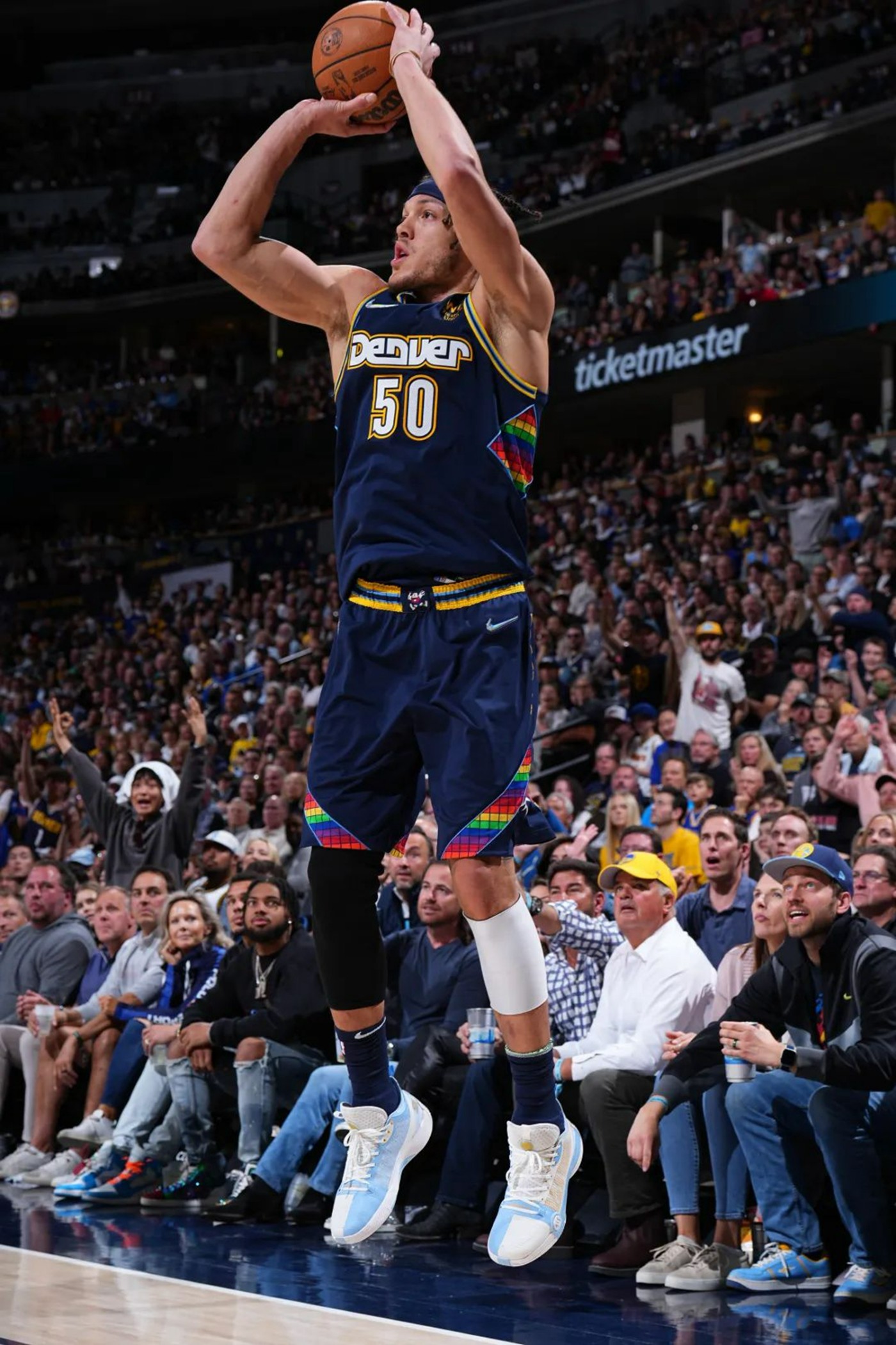 汤神上脚蓝色球鞋,汤神总决赛穿的鞋