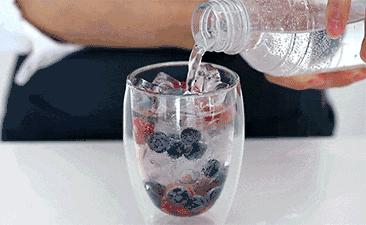 正确喝水的方法你都知道吗,成年人该怎样正确喝水