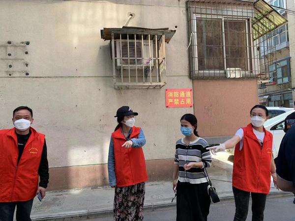 就地转岗！穿上红马甲的他们快速适应了“新”工作