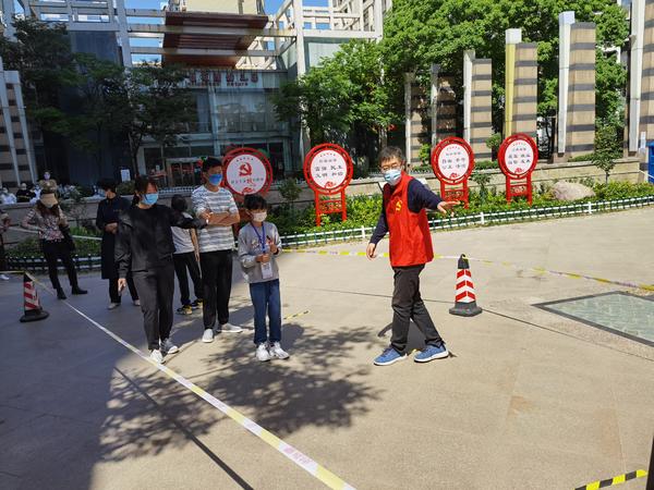 就地转岗！穿上红马甲的他们快速适应了“新”工作