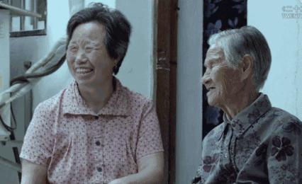 街头理发师打扫卫生,印度街头疯狂理发师