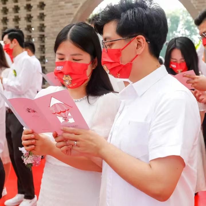 520婚姻登记处幸福感爆棚,520婚姻登记窗口呈现幸福长龙