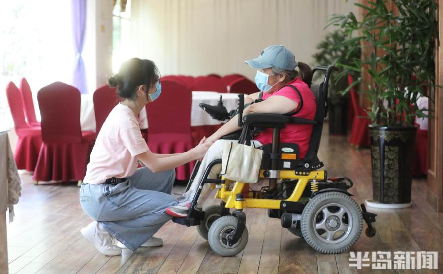 青岛一六旬母亲坐轮椅送考,一位母亲送准考证的感人片段