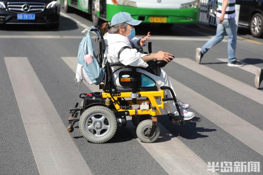 青岛一六旬母亲坐轮椅送考,一位母亲送准考证的感人片段