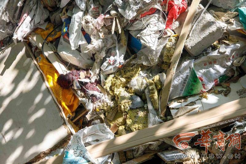 中环国际城南区小区居民楼旁长期堆积建筑垃圾业主担心火灾隐患