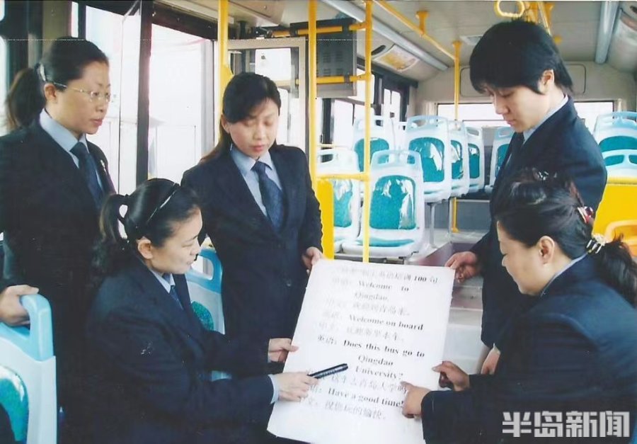 青岛这条繁华大道，因香港回归得名！104路公交线行驶25年见证沿线发展变迁