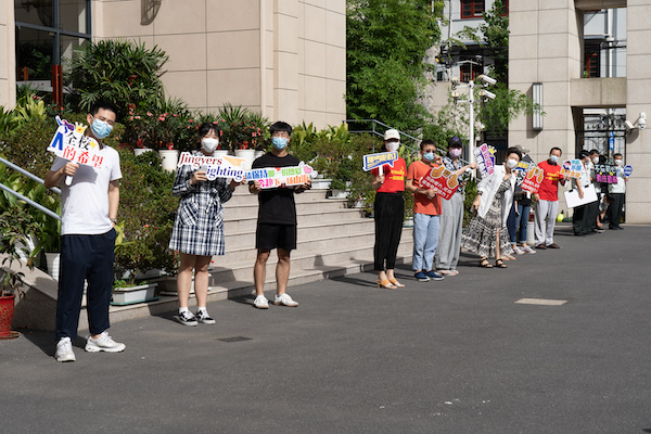 “考前有绿码，考时成黑马！”把骊歌化作战曲，沪上校园为少年花式打气