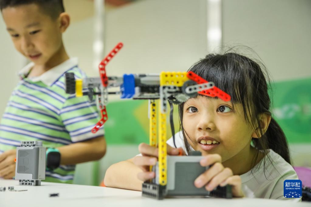 缤纷暑假主题绘画,缤纷暑假绘画简单漂亮