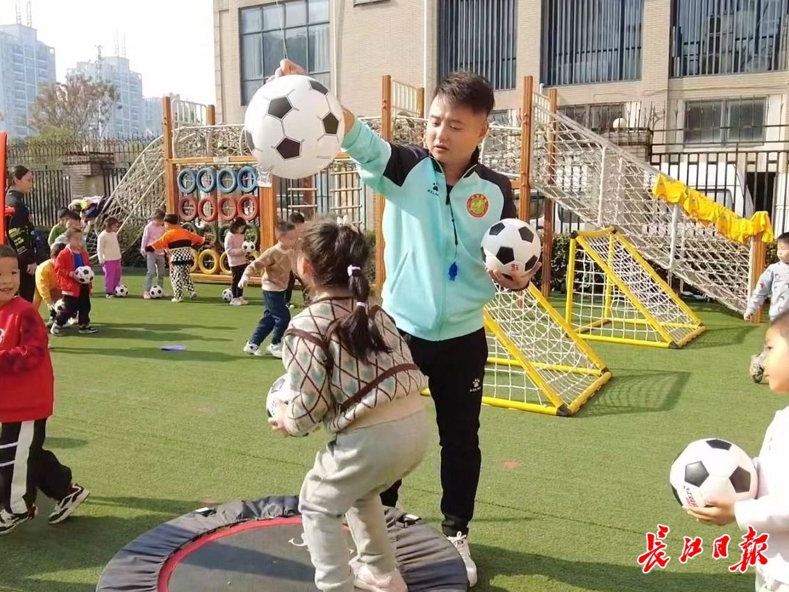 90后男幼师湖北,90后幼儿园男幼师