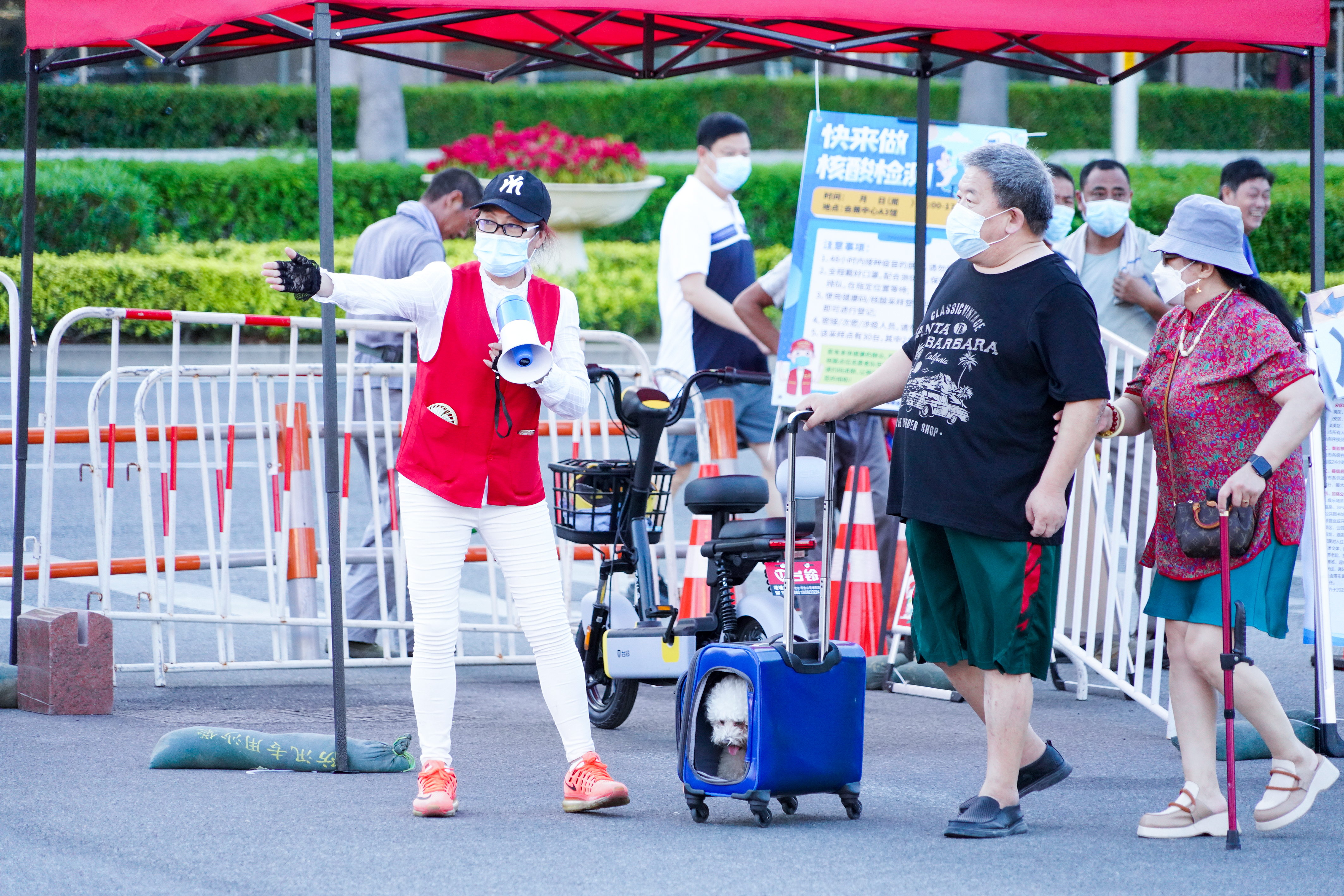 一抹志愿红温暖抗疫路,厦门抗击疫情志愿者