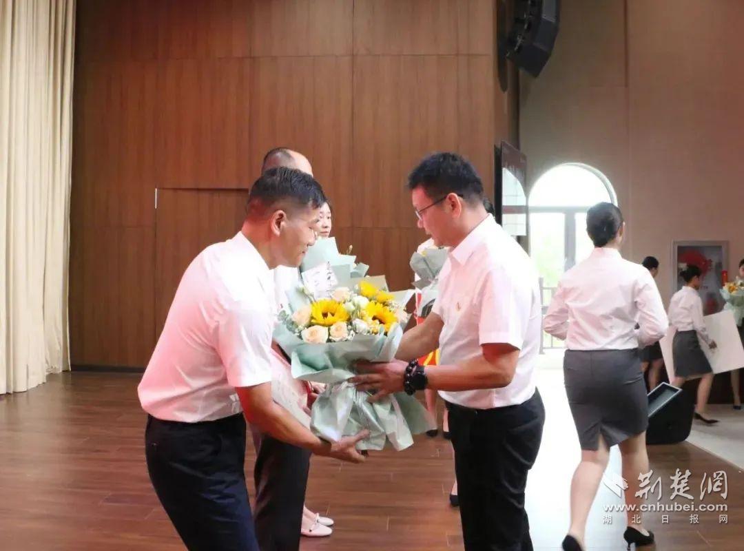 医心向党踔厉奋进医师节朗诵,医心向党踔厉奋进医师节图片