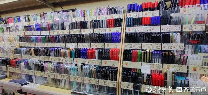 “文具刺客”潜伏货架，单支自动铅笔售价上百元，家长表示很受伤