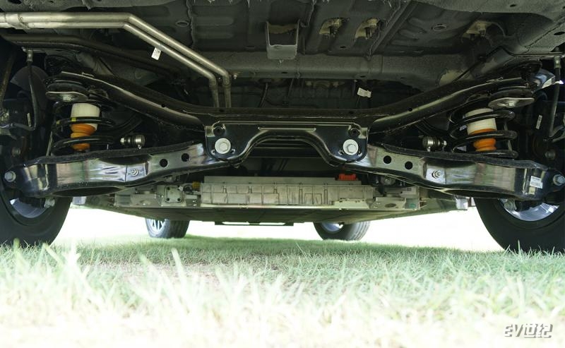 荣威imax8欢聚版路测,全球首款纯电mpv荣威imax8ev