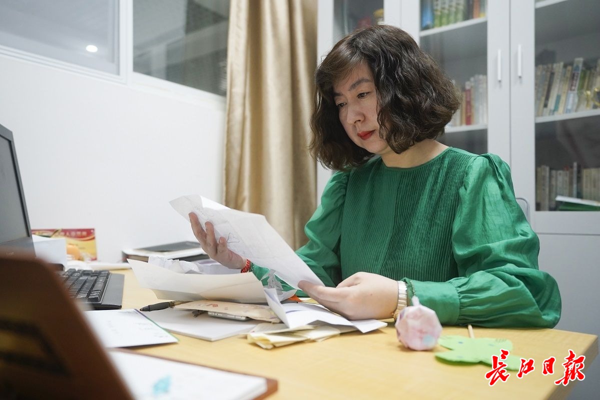 人民日报报道武汉“书信校长韦莉”：做孩子们心灵上的伙伴