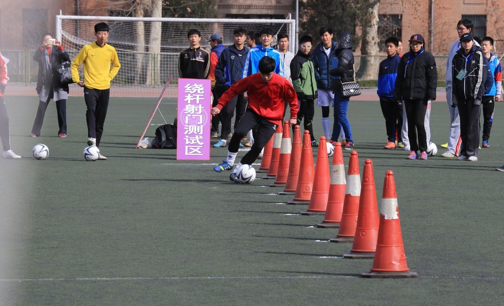 新闻周刊丨“踢”进象牙塔，升学新捷径？足球考试真不简单，伯乐的孩子也闹悬