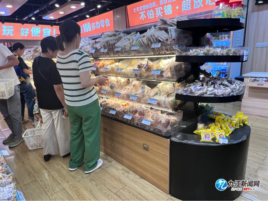 满大街新型零食店,量贩式零食店风靡县城