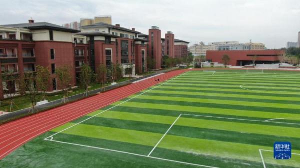 这所学校在板房上课11年，如今搬进了新校园