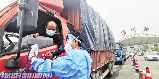 “天使白”“志愿红”“藏青蓝”24小时相伴——共同守好交通卡口筑牢疫情防控屏障