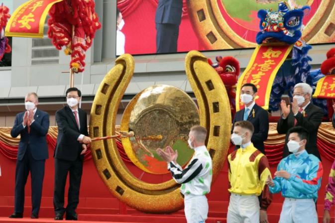 14.11亿！区行政长官李家超及马会主席利子厚共同出席香港开锣赛