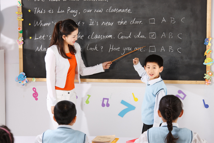 降低英语教学比重的建议,降低中小学英语教学比重你赞同吗