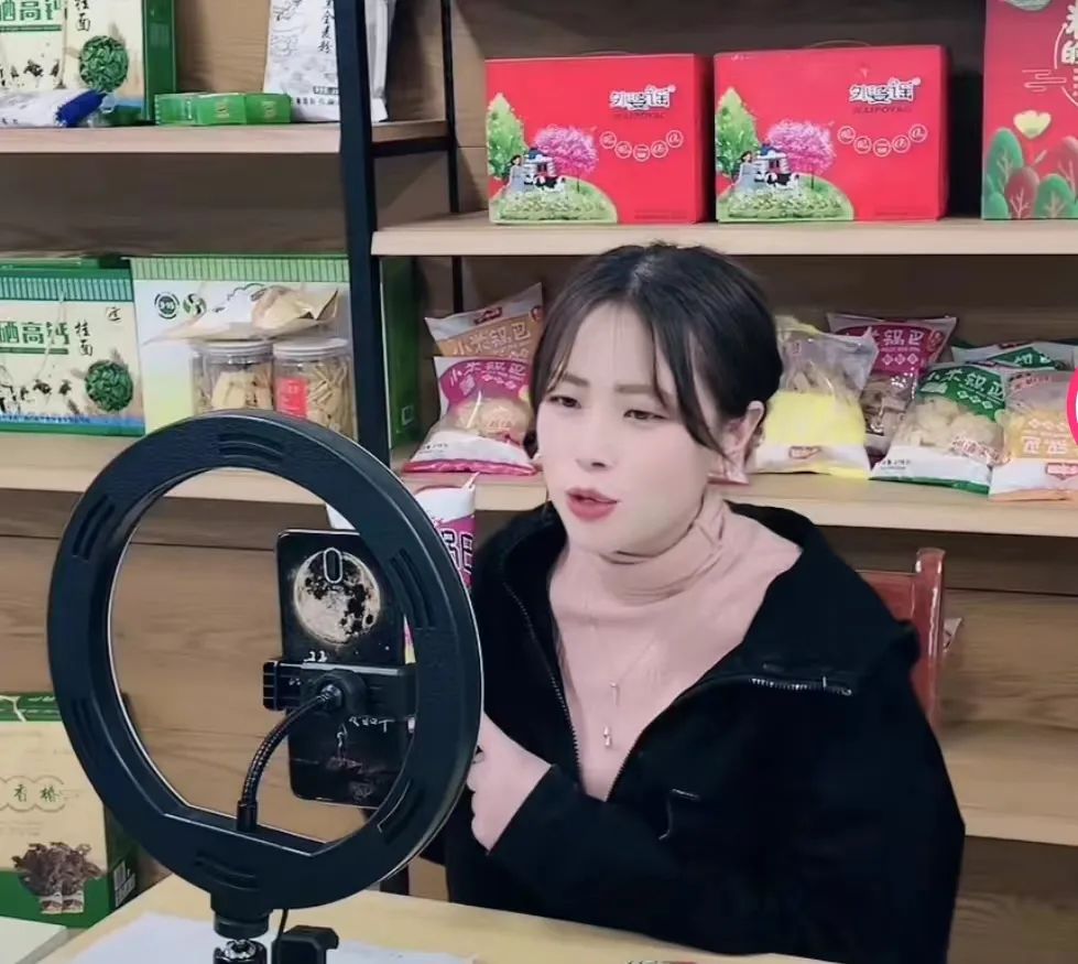 200名女主播“红透”乡野大地！陵城区“陵呈云仓”妇建联合体带货销售农产品50余万元