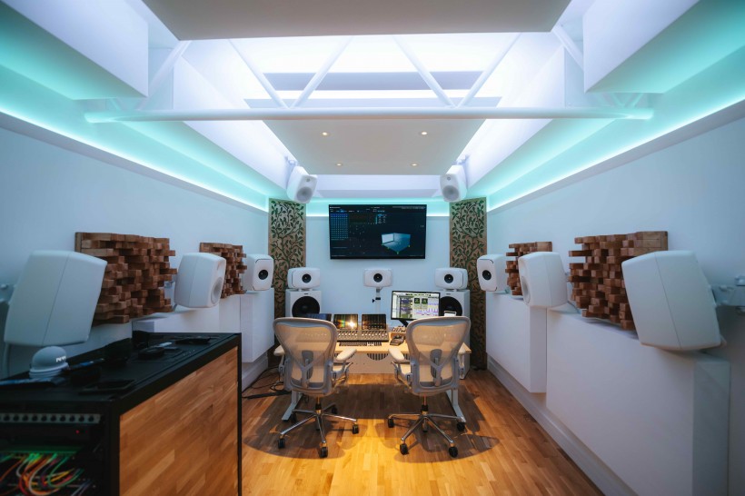 GENELEC 真力访谈：两位现场音响师，在没有演出的日子是怎么工(huā)作(qián)的？