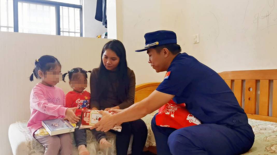 发生火灾小朋友带妹妹自救,9岁女孩火灾自救