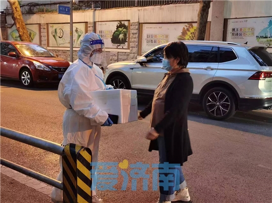 “大白”化身配送员济南各区县全力保障百姓“柴米油盐”充足