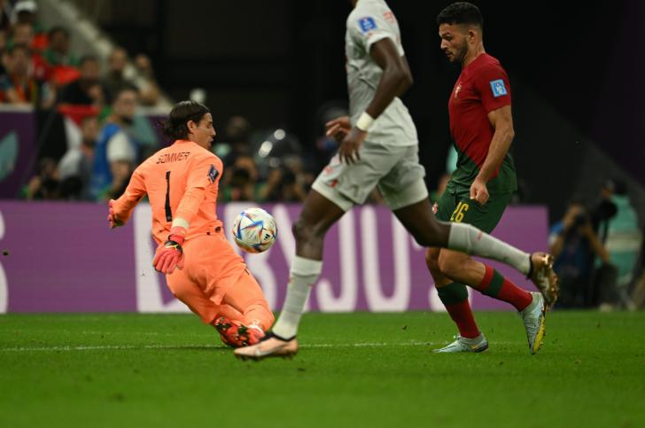 拉莫斯和c罗在欧洲杯再次相遇,西班牙vs葡萄牙拉莫斯为c罗庆祝