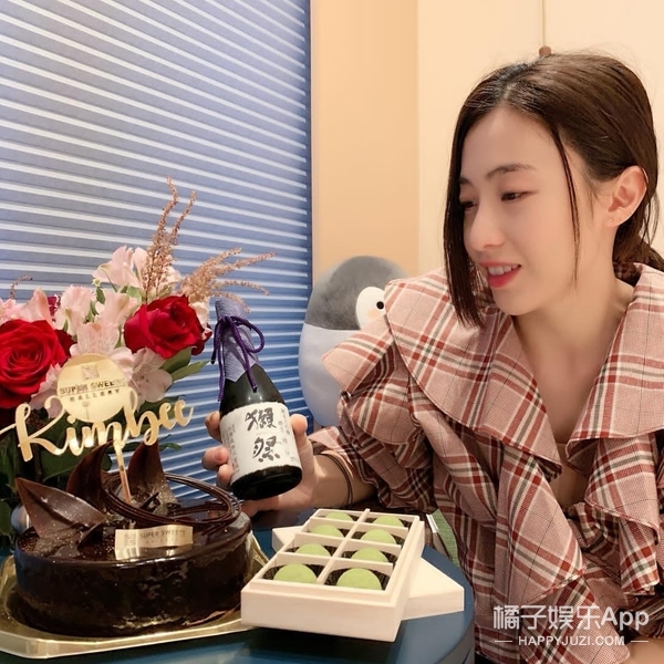 香港女首富甘比晒新照,香港女首富甘比今昔照片对比