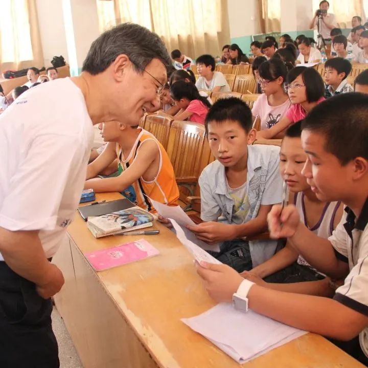 撑起乡村教育的希望,一支粉笔撑起一片蓝天