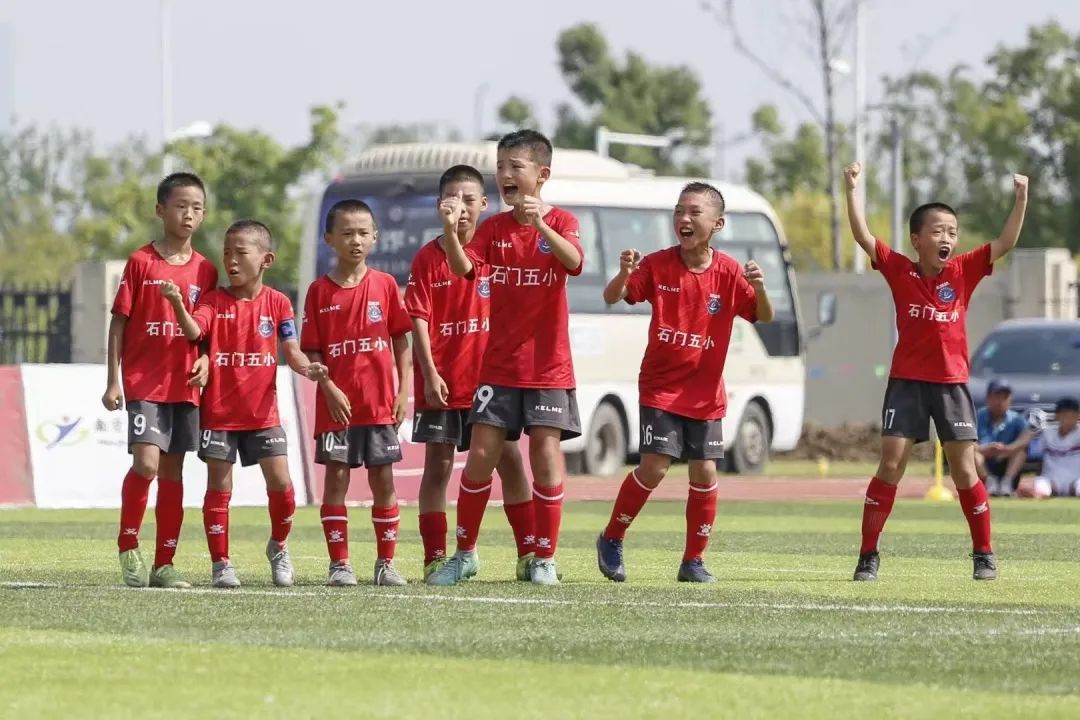 代表中国出战国际决赛的小男孩,中国足球小将集结出征西班牙