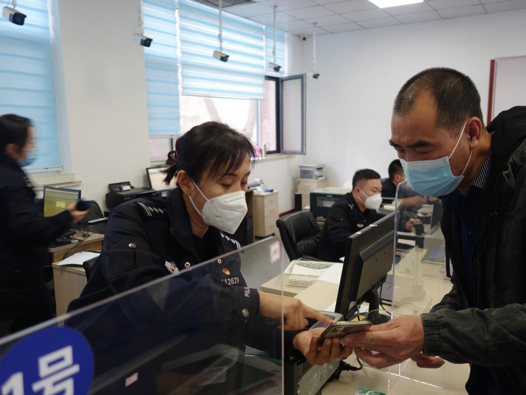 红旗标兵展播丨交警支队市北大队车管分所四级高级警长郝向红：扎根三尺服务台，巾帼建功新时代