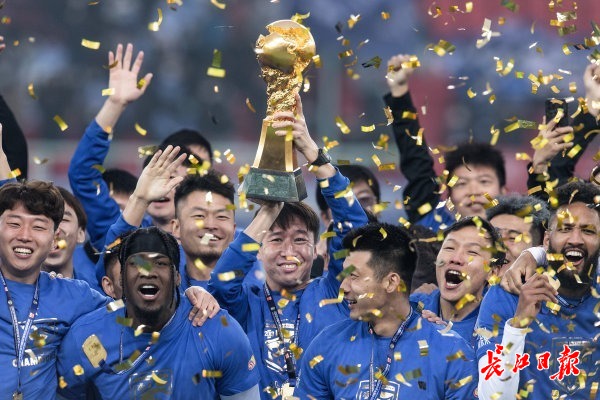 “武汉是冠军！”现场感受夺冠喜悦，大武汉球迷表示“太激动了”