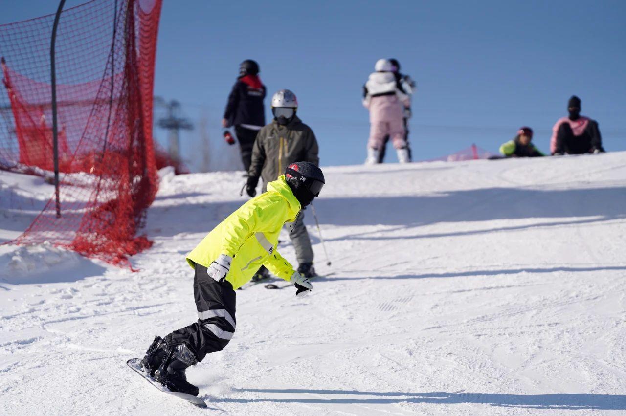 郑州大雪滑雪,冬天在哪滑雪好郑州