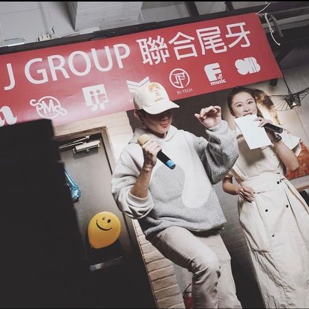 领JJ红包太兴奋！张棋惠主持尾牙惨跌「屁股重摔」　糗样全被拍