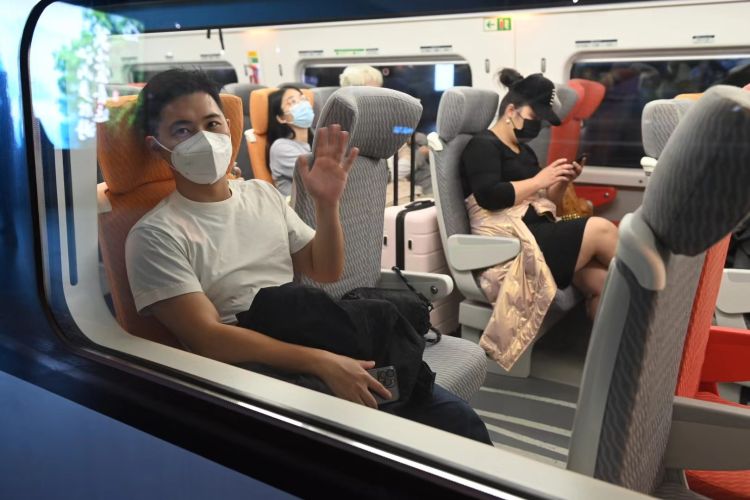 直击西九龙首班发车高铁,广深港高铁香港什么时候开通