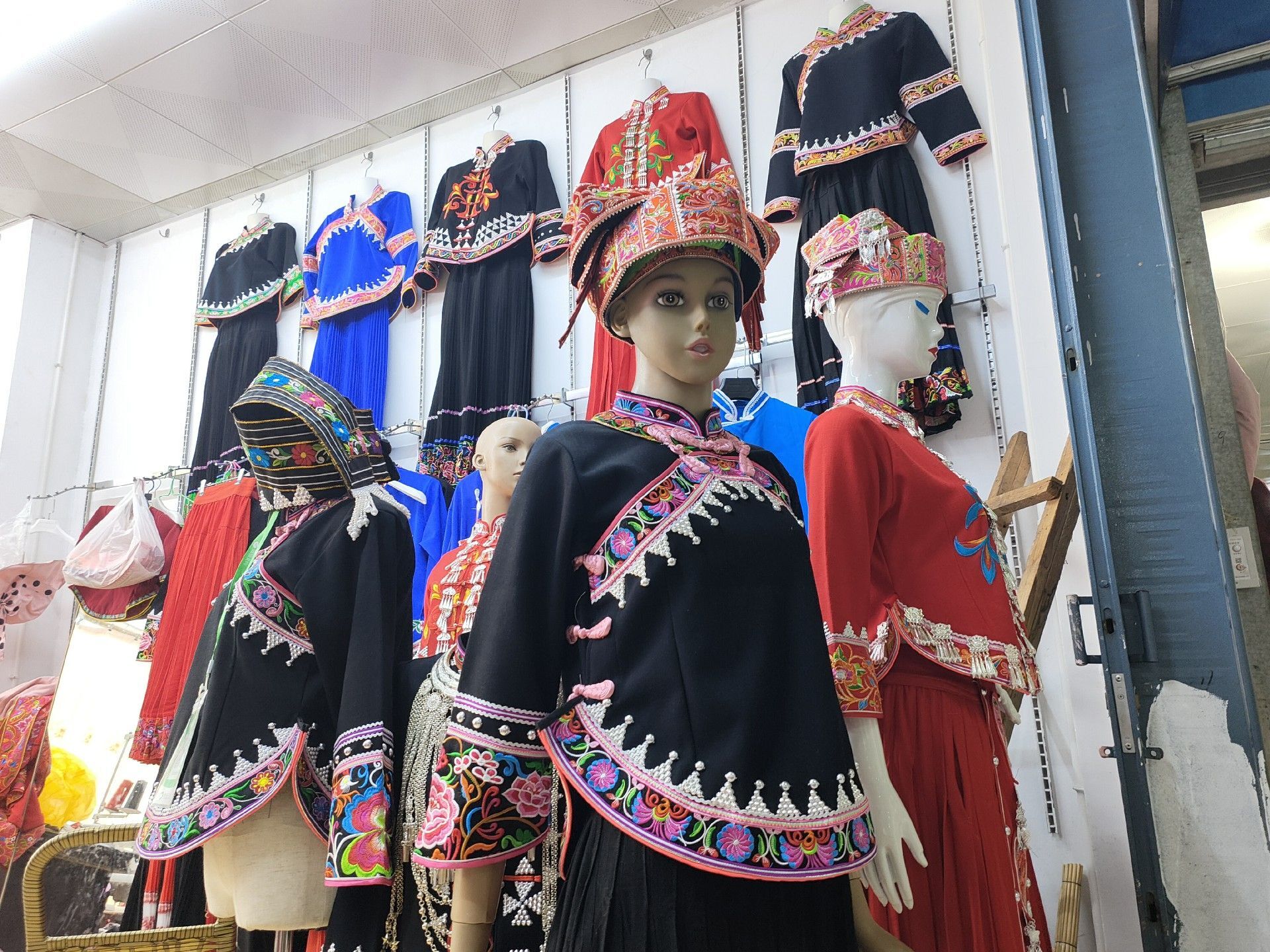 网络中国节·春节丨买新衣过大年！一起去逛民族服饰街