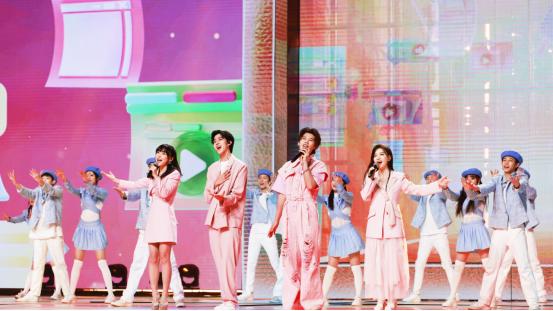 央视网络春晚高能现场，繁星互娱歌手温奕心开场燃唱《开新无限》