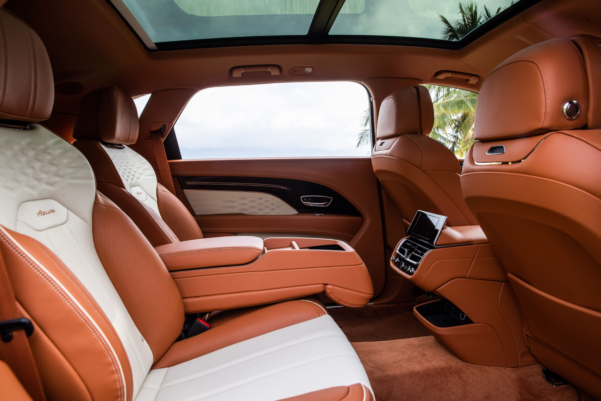 宾利添越bentaygaspeed,2023款宾利添越4.0黑武士落地价