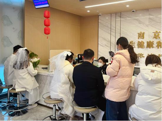 “狗粮”来了！直击新区情人节领证现场