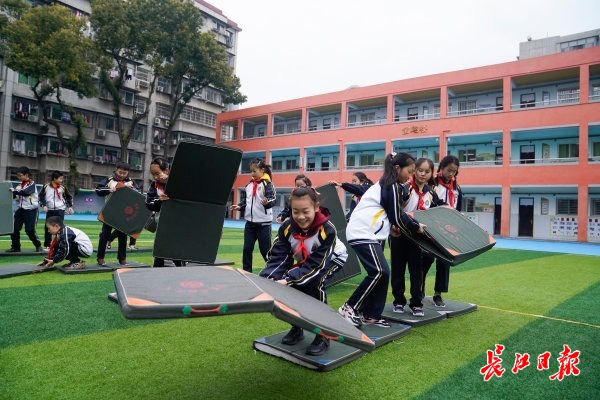 小学推出“百变运动课程”，11岁姐妹花绘制运动画册全校学生人手一份