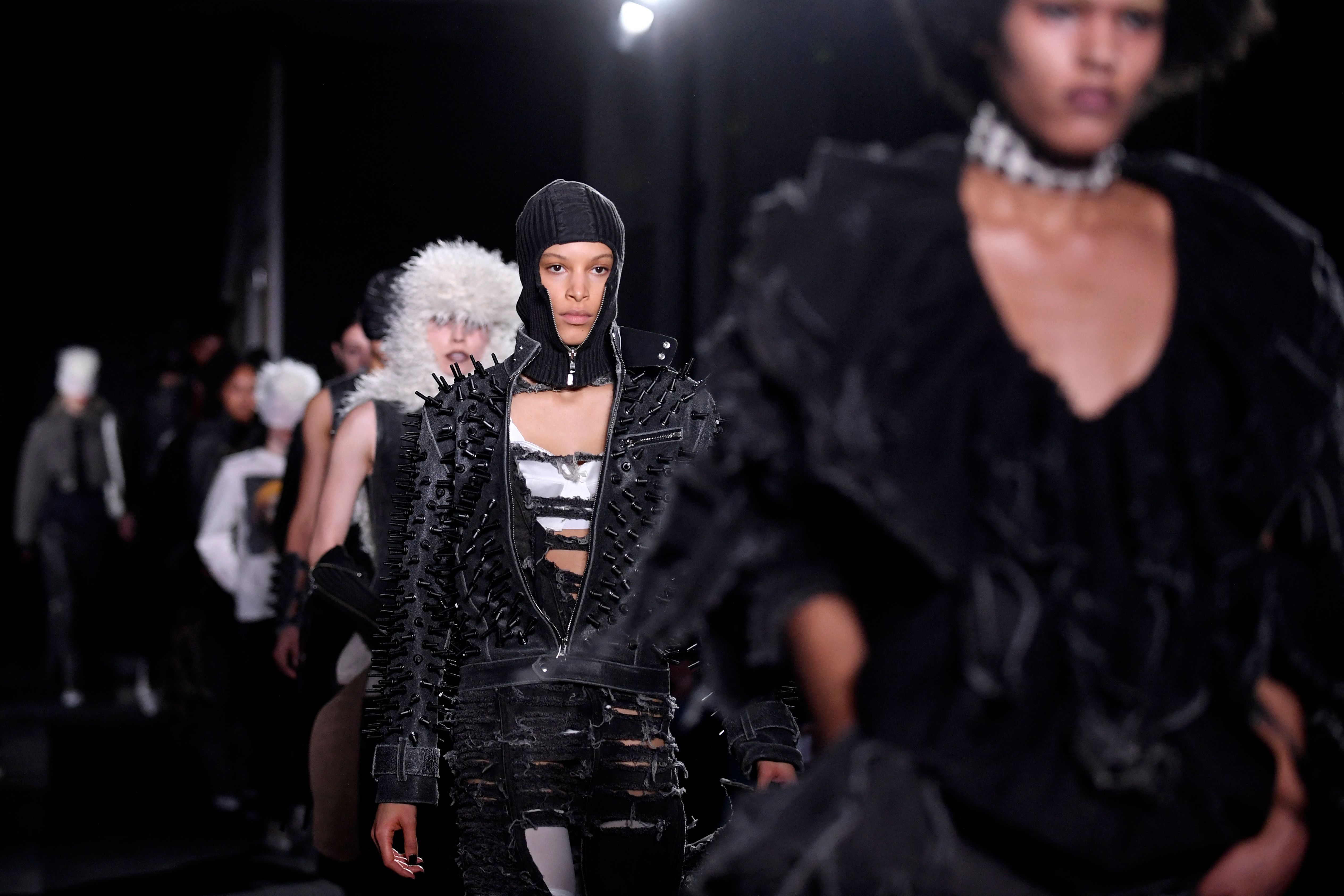 2018夏季国际时装周晚礼服t台秀,时装周红色冬季搭配走秀