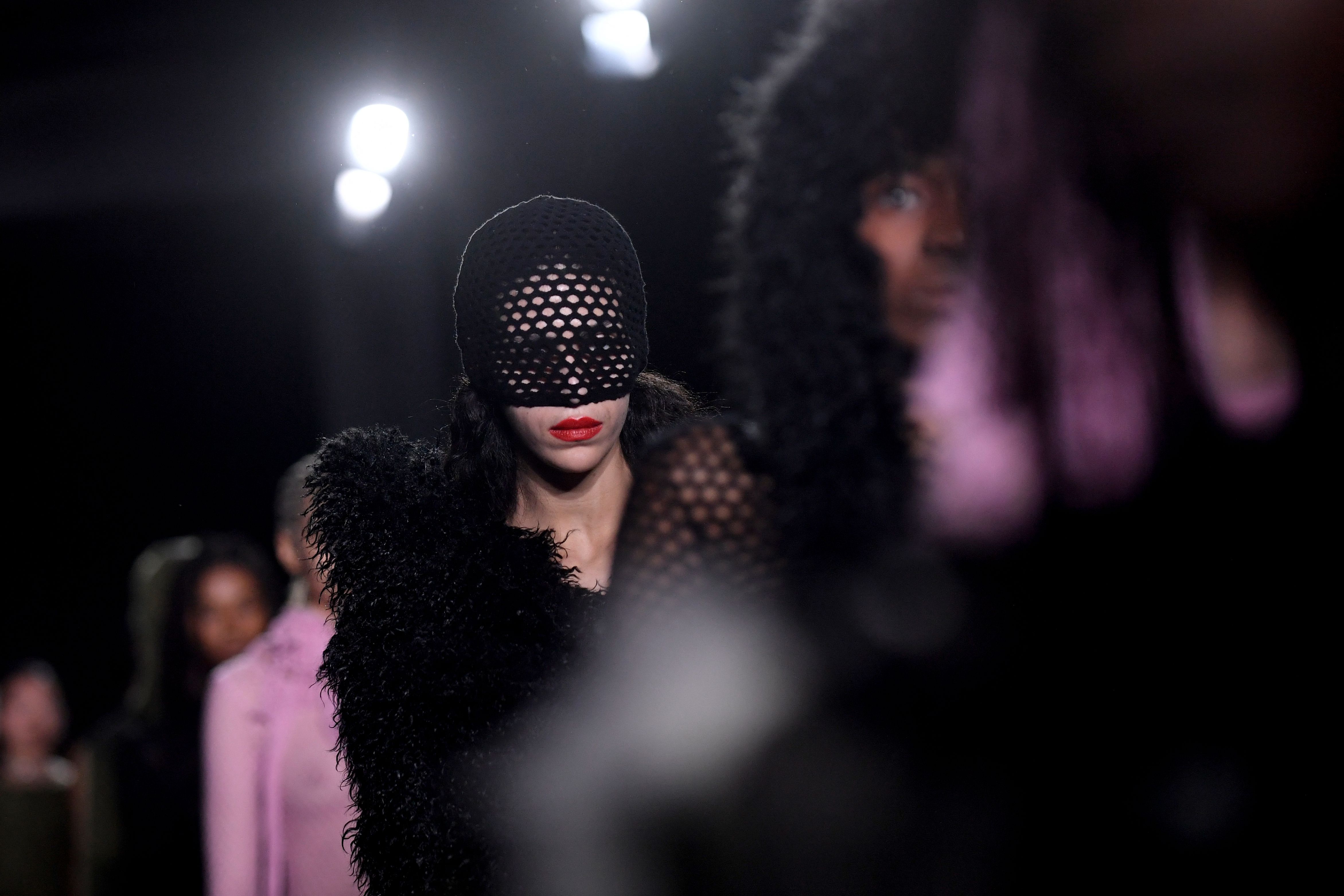 2018夏季国际时装周晚礼服t台秀,时装周红色冬季搭配走秀