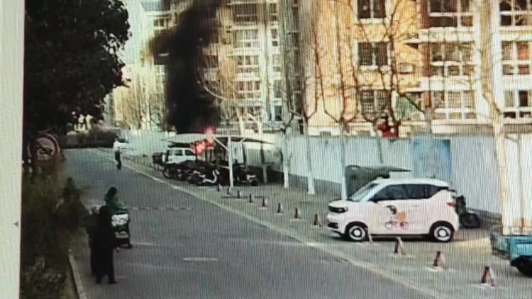淄博的“雷锋”｜三轮摩托自燃，临淄初中生第一个冲了上去