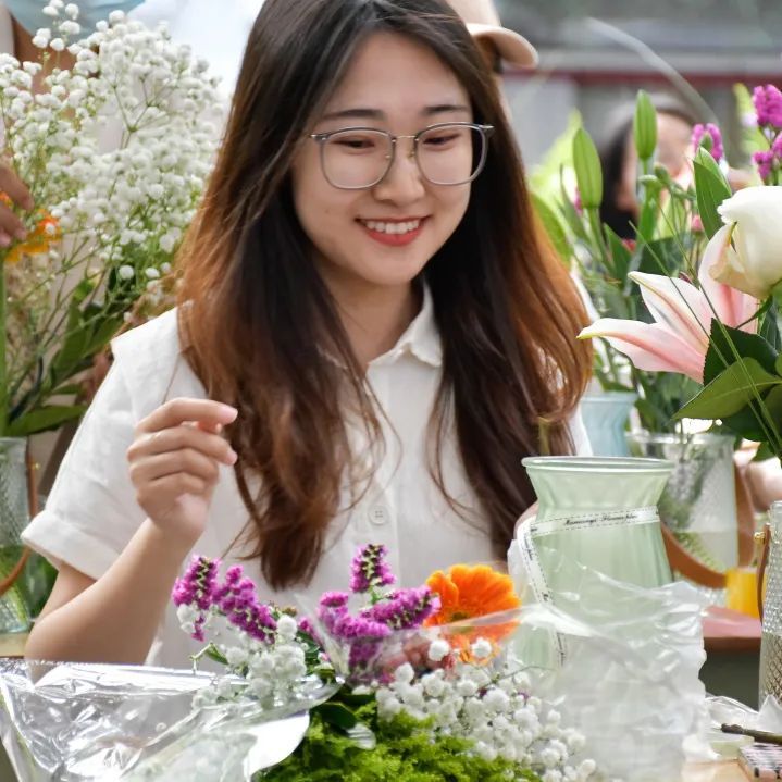 光明区高级中学举办“花样人生，最美是你”花艺沙龙活动，借用花木展现光高女教师高雅情怀