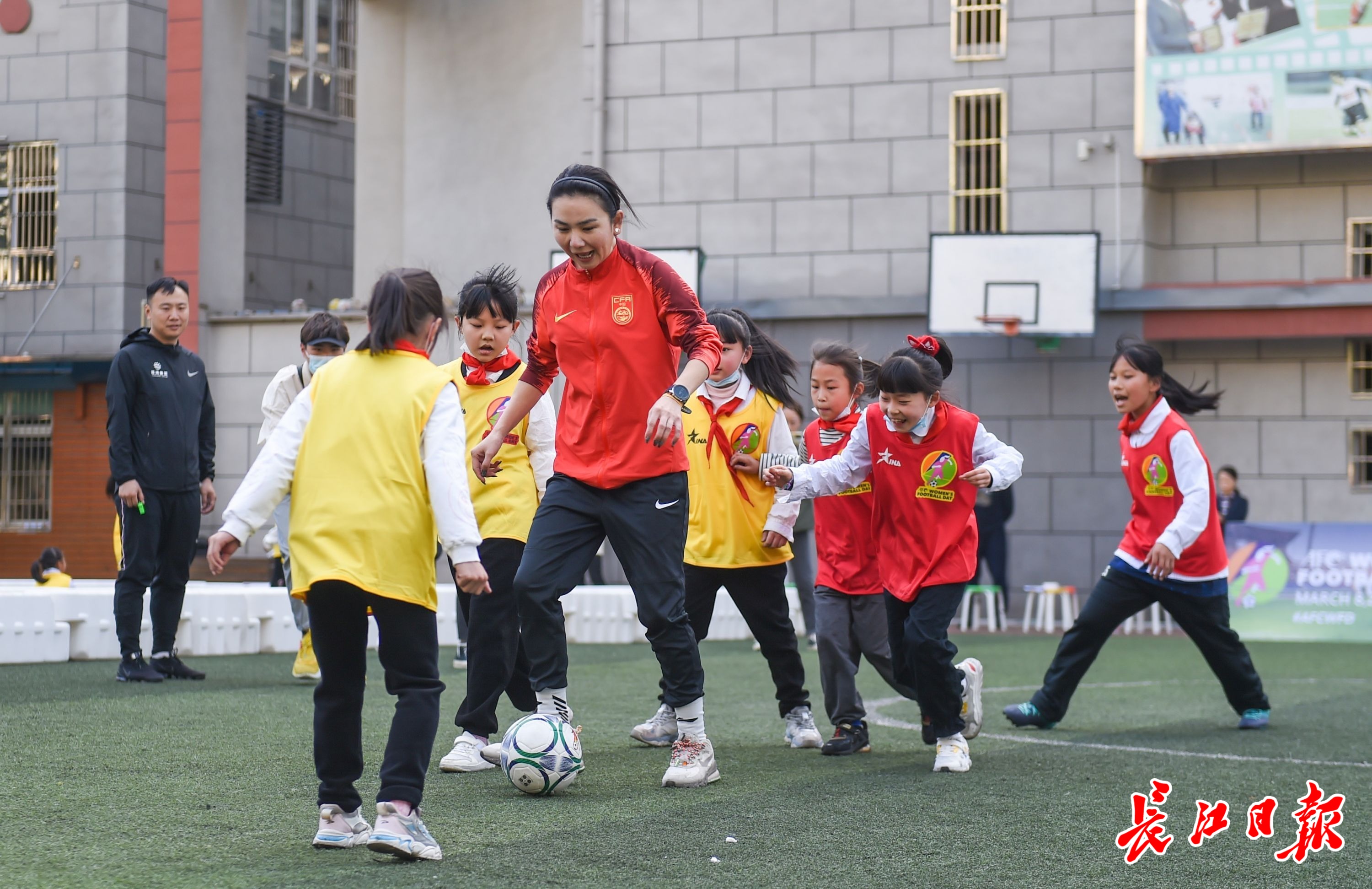 玩游戏比赛,玩足球游戏的女生